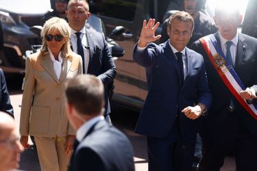 Emmanuel et Brigitte Macron, dimanche au Touquet pour le premier tour des législatives. 