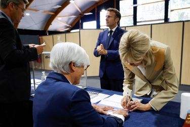 Brigitte Macron vote pour le premier tour des législatives.
