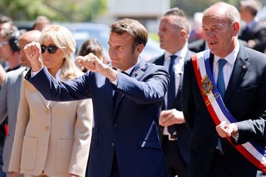 Devant le bureau de vote, Emmanuel et Brigitte Macron ont été accueillis par le maire LR Daniel Fasquelle.