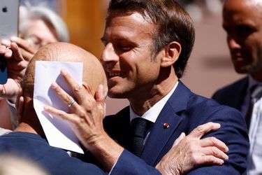 Emmanuel Macron embrasse le crâne chauve d'un sympathisant, un geste qu'il avait déjà fait lors des précédents votes.