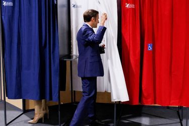 Rideau blanc pour Emmanuel Macron, rideau bleu pour son épouse. 