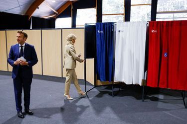 Emmanuel et Brigitte Macron votent au Touquet pour le premier tour des élections législatives.