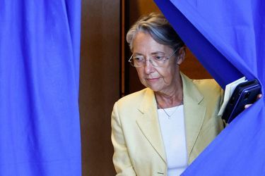 Elisabeth Borne dans son bureau de vote à Vire-Normandie, le 12 juin 2022. 