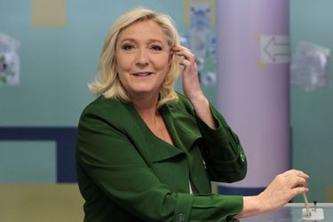 Marine Le Pen dans son bureau de vote à Henin-Beaumont, ce dimanche 12 juin 2022. 