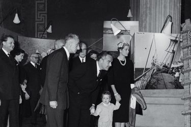 Le prince Albert de Monaco avec ses parents le prince Rainier III et la princesse Grace, et Jacques-Yves Cousteau, au Musée océanographique de Monaco, en avril 1960