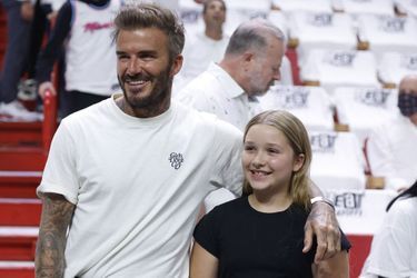 David Beckham et sa fille Harper lors d'un match de basket de NBA à Miami, le 19 avril 2022.