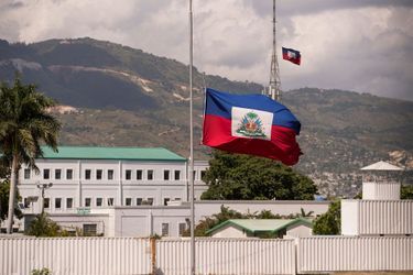 Le drapeau haïtien flotte devant le Palais national de Port-au-Prince.