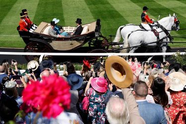 Le prince Charles et la duchesse de Cornouailles Camilla avec Peter Phillips au Royal Ascot, le 14 juin 2022