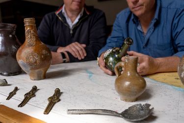 Les frères Julian Barnwell et Lincoln Barnwell manipulent des objets récupérés dans le Gloucester, épave trouvée au large du Norfolk.
