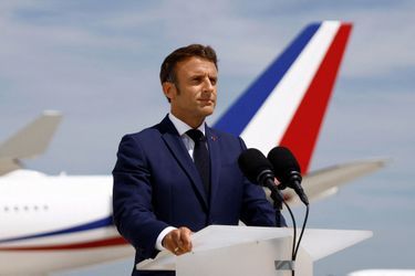 Emmanuel Macron mardi sur le tarmac depuis l'aéroport d'Orly. 