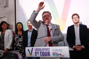 Jean-Luc Mélenchon et Julien Bayou lors de la soirée électorale au siège de Nupes, à l'issue du premier tour des élections législatives françaises, dimanche. 