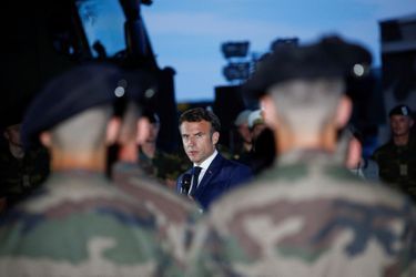 "C'est la fierté de la France d'être aux avant-postes", a déclaré le président français en s'adressant à quelque 200 soldats rassemblés sur la base de l'Otan de Mihail Kogalniceanu, où il a atterri en début de soirée.