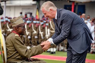 Le roi des Belges Philippe avec un centenaire qui a combattu dans l'armée belge durant la Seconde Guerre mondiale, à Kinshasa le 7 juin 2022