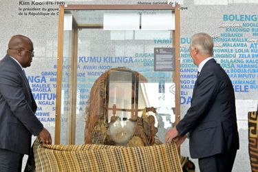 Le roi des Belges Philippe avec le président congolais Félix Tshisekedi devant le masque restitué au Congo, à Kinshasa le 8 juin 2022