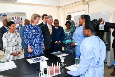 La reine Mathilde et le roi des Belges Philippe dans un laboratoire de l'Institut national de recherche biologique à Kinshasa, le 9 juin 2022