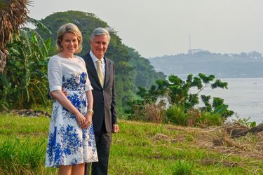 La reine Mathilde et le roi des Belges Philippe à la frontière du fleuve Congo, le 9 juin 2022