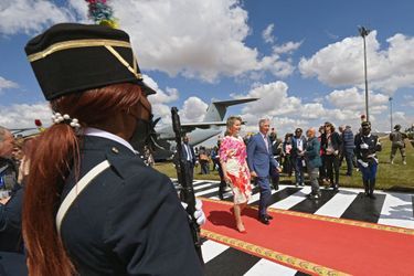La reine Mathilde et le roi des Belges Philippe à leur arrivée à l'aéroport de Lubumbashi, le 10 juin 2022