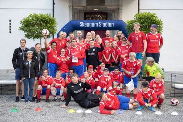Le prince Haakon, la princesse Mette-Marit de Norvège et leurs enfants avec les joueurs du match solidaire de Skaugum à Asker, le 13 juin 2022