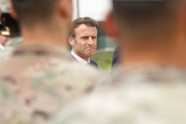 Emmanuel Macron ici avec des soldats de l'Otan, en Roumanie.