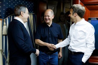 Le président français Emmanuel Macron, le chancelier allemand Olaf Scholz (à droite) et le chef du gouvernement italien Mario Draghi à bord du train qui les a menés de Pologne à Kiev. 