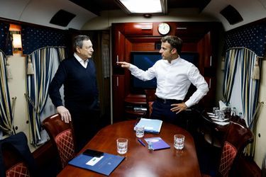 Le président français Emmanuel Macron, le chancelier allemand Olaf Scholz (à droite) et le chef du gouvernement italien Mario Draghi à bord du train qui les a menés de Pologne à Kiev. 