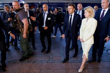 Emmanuel Macron a été accueilli par la Première ministre ukrainienne Iryna Vereshchuk à son arrivée à Kiev.