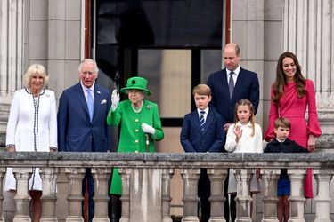 Camilla et le prince Charles, la reine Elizabeth II, le prince William, Kate Middleton et leurs trois enfants, George, Charlotte et Louis, au balcon du palais de Buckingham lors des célébrations du jubilé de platine de la reine, le 5 juin 2022 à Londres.