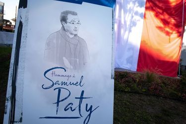 Le maire de Conflans-Sainte-Honorine, Laurent Brosse, a devoilé le livre monument en hommage à Samuel Paty, en 2021.