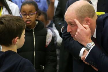 Le prince William pointant sa cicatrice lors d’une visite dans un hôpital londonien pour enfants, en janvier 2018.