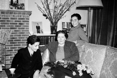 La reine Marie de Yougoslavie dans sa maison en Angleterre avec ses deux plus jeunes fils, le 16 avril 1941 
