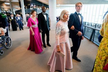 La princesse Märtha Louise de Norvège et son fiancé Durek Verrett devancés par le prince Sverre-Magnus et sa grand-mère maternelle Marit Tjessem à Oslo, le 16 juin 2022