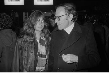 Jean-Louis Trintignant et sa fille Marie Trintigant sont venus assister au spectacle de Jacques Villeret à Bobino en 1980.