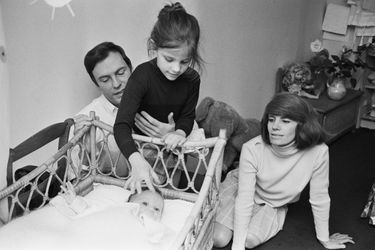 Jean-Louis Trintignant et Nadine Trintignant, et ses filles Marie (7 ans) et Pauline, dans leur maison à Paris en 1969. 