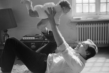 Jean-Louis Trintignant et sa fille Pauline, dans leur maison à Paris en 1969. 