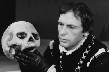 Jean-Louis Trintignant joue la pièce «Hamlet» à Paris en 1959. 