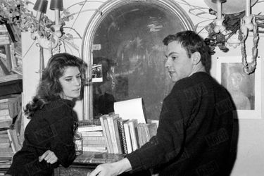 Nadine et Jean-Louis Trintignant dans leur appartement à Paris, en décembre 1958. 