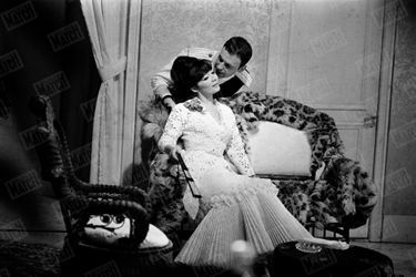 Jean-Louis Trintignant et Juliette Gréco lors de la première de la pièce «Bonheur, impair et passe» de Françoise Sagan au théâtre Edouard VII, le 7 janvier 1964.