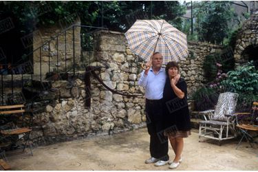 Jean-Louis Trintignant et sa compagne Marianne Hoepfner dans leur mas &quot;La Chapelle&quot; à Sainte-Anastasie dans le Gard au mois de juillet 1993.