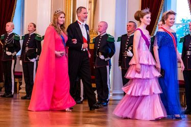 La princesse héritière Catharina-Amalia des Pays-Bas avec le roi Felipe VI d'Espagne derrière la princesse héritière Elisabeth de Belgique avec sa mère la reine des Belges Mathilde à Oslo, le 17 juin 2022