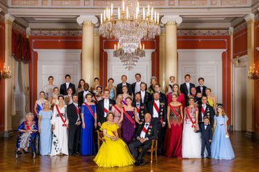La princesse Ingrid Alexandra de Norvège avec sa famille et les invités royaux pour le dîner de gala de ses 18 ans à Oslo, le 17 juin 2022