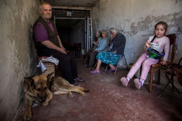 Une famille ukrainienne à l'abri des bombardements à Lysychansk, 17 juin 2022. 