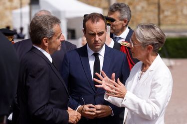 Pour cette cérémonie le chef de l&#039;Etat était notamment accompagné de la Première ministre Elisabeth Borne et du ministre des Armées Sébastien Lecornu.