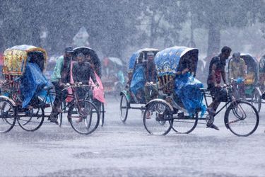 La population sous le déluge à Dhaka, au Bangladesh, le 18 juin 2022.