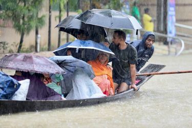 La population sous le déluge à Sylhet, au Bangladesh, le 18 juin 2022.