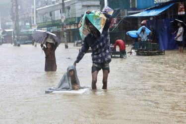 La population sous le déluge à Sylhet, au Bangladesh, le 18 juin 2022.