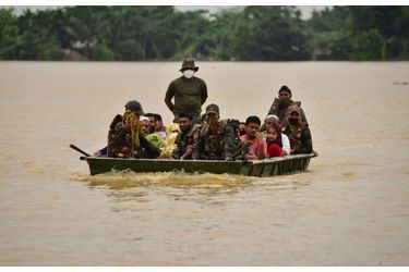 L'armée indienne au secours de la population, dans la région d'Hojai, en Inde, le 18 juin 2022.