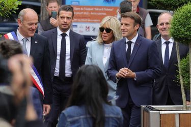 Emmanuel Macron et son épouse Brigitte ont voté au Touquet, dimanche à la mi-journée, pour le second tour des législatives. Ils sont ici accompagnés par Daniel Fasquelle, le maire LR de la ville.