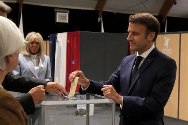 Emmanuel Macron et son épouse Brigitte ont voté au Touquet, dimanche à la mi-journée, pour le second tour des législatives. 