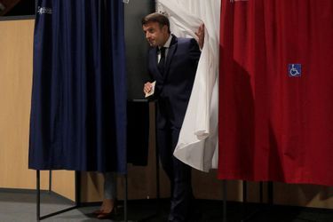 Emmanuel Macron et son épouse Brigitte ont voté au Touquet, dimanche à la mi-journée, pour le second tour des législatives. 