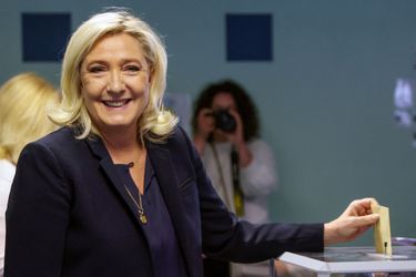 Marine Le Pen dans son bureau de vote d'Henin-Beaumont, ce samedi 19 juin 2022. 
